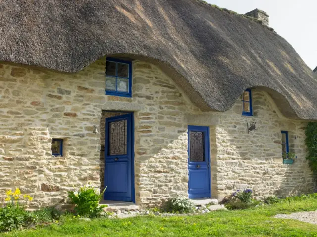 Une chaumière et ses ouvertures bleu roi élégantes - Maison de charme