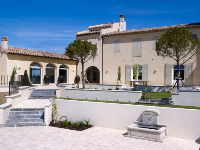 Une bastide provençale et ses extérieurs accueillants - Maison de charme