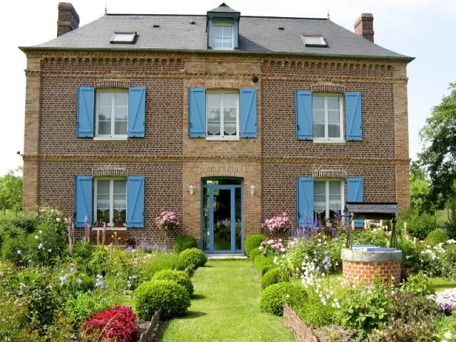 Une demeure normande et sa porte d'entrée vitrée - Maison de charme