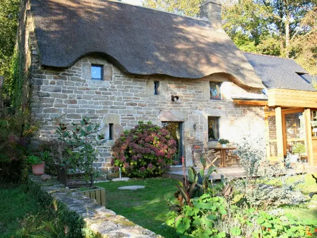 Une petite chaumière et ses menuiseries contemporaines - Maison de charme