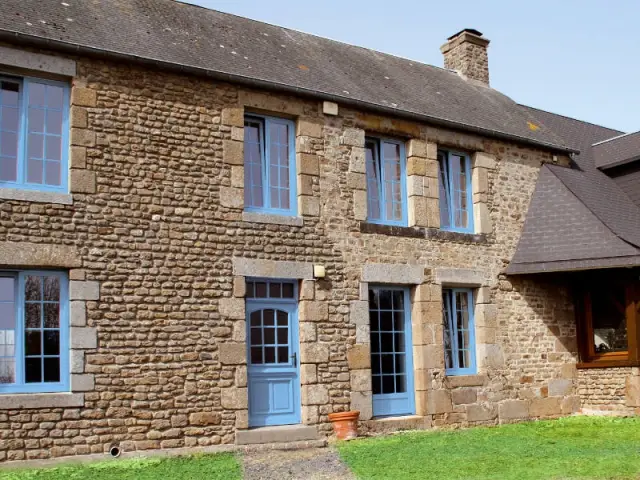 Un corps de ferme et ses menuiseries bleues lumineuses - Maison de charme