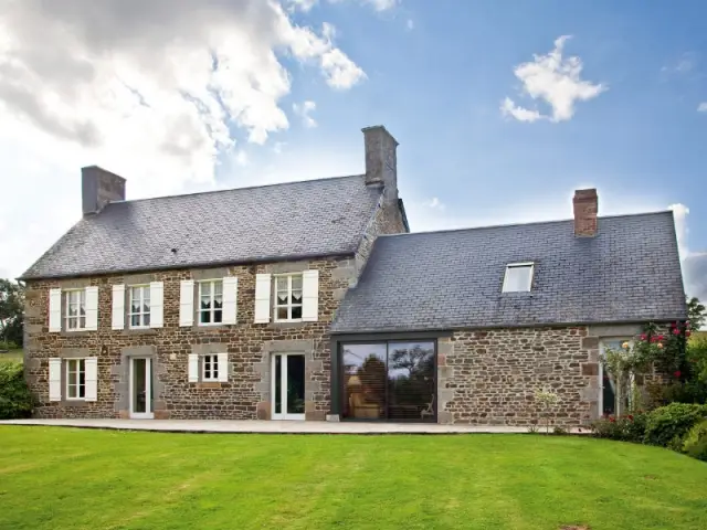 Une longère normande et sa baie vitrée aluminium - Maison de charme