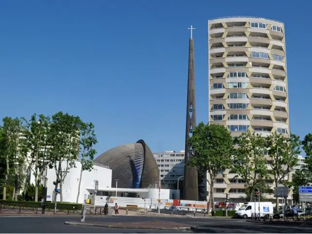 Une cathédrale entourée d'autres lieux de cultes - cathédrale de Créteil