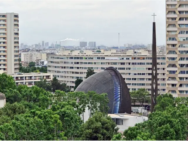 Une cathédrale et un clocher - cathédrale de Créteil