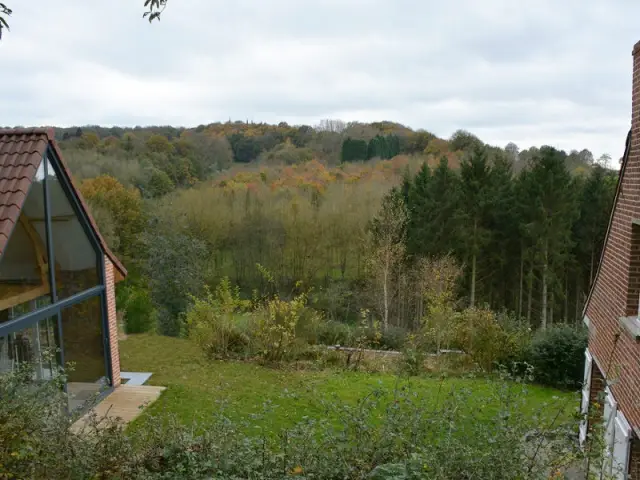 Après : aménagement d'une petite terrasse en bois - Un pignon vitré pour rénover une dépendance