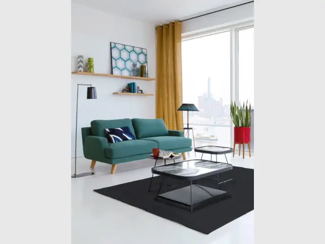 Un canapé vert avec piétement bois pour un salon au style scandinave - Canapés : osez la couleur