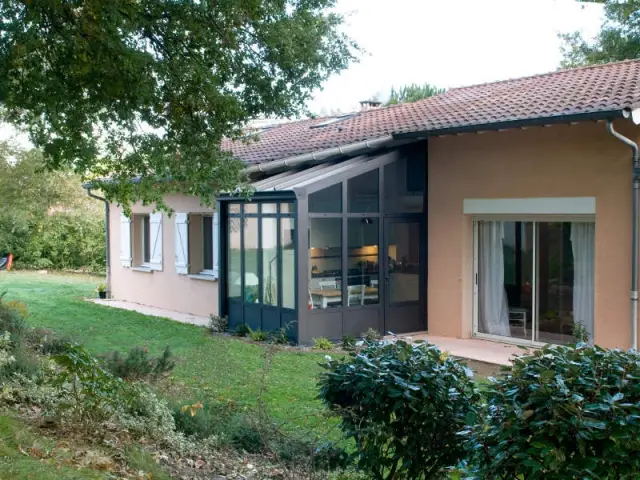 Une structure aluminium qui modernise la maison - Une cuisine à vivre dans une véranda