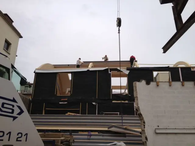 Une maison assemblée avec des panneaux de bois - Construction d'une maison familiale sur plusieurs niveaux