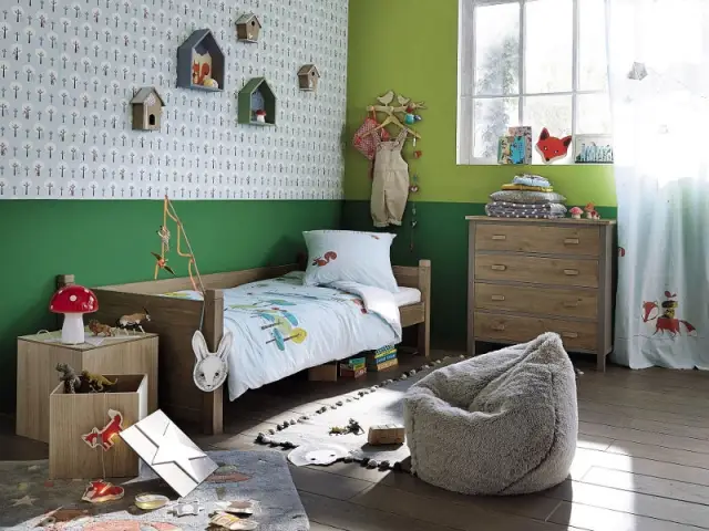 Une table de chevet coffre pour une chambre d'enfant inspirée de la forêt - Tables de chevet originales pour une chambre d'enfant