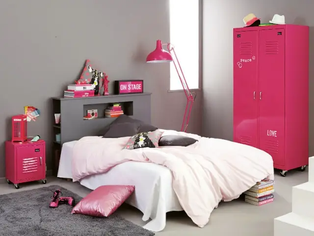 Une table de chevet en métal rose pour une chambre d'enfant rock - Tables de chevet originales pour une chambre d'enfant