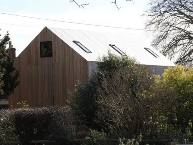 Une maison inscrite dans le paysage - maison surélevée