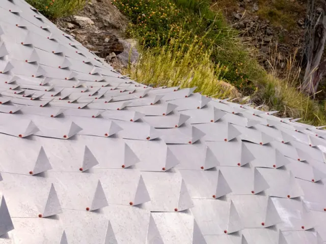 Des tuiles de zinc à la forme originale pour une couverture unique - Casa Campos - GilBartolomé Arquitectos