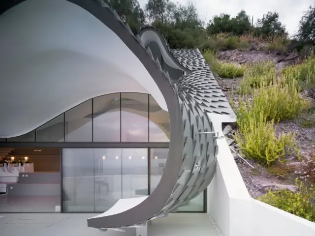 Une terrasse protégée par une toiture courbe - Casa Campos - GilBartolomé Arquitectos