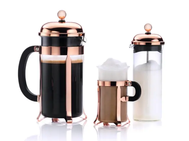 Sur le plan de travail de la cuisine, une cafetière cuivre rosé - Tendance cuivre rosé