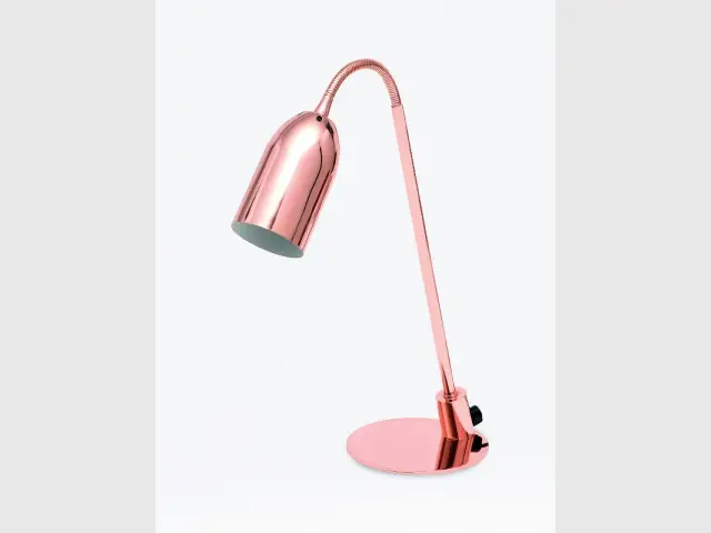 Dans le bureau, une lampe à poser cuivre rosé - Tendance cuivre rosé