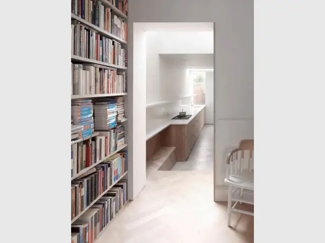 Un sol identique comme un lien visuel entre salon et cuisine - Extension sur une maison victorienne