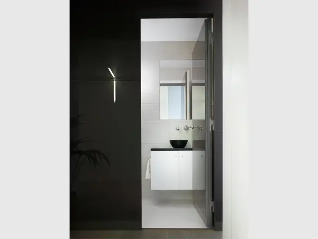 Des sanitaires bien cachés - Un intérieur minimaliste noir et blanc