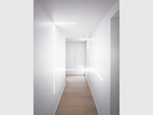 Un couloir mystérieux - Un intérieur minimaliste noir et blanc