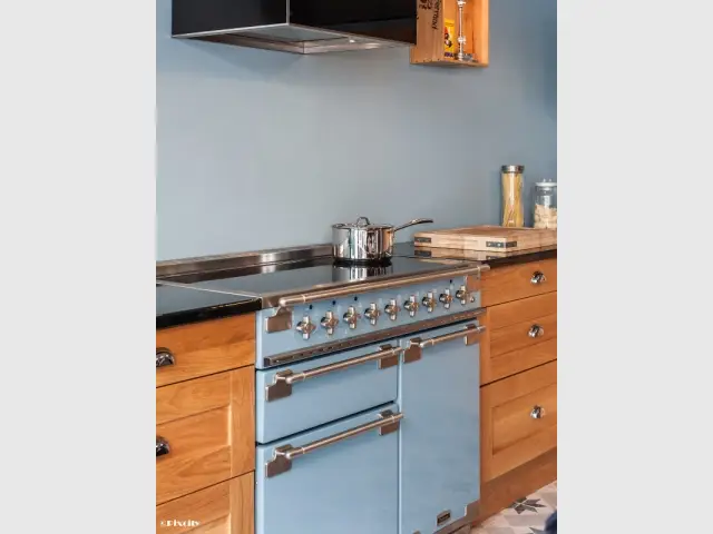 Une cuisinière coup de c&oelig;ur comme point de départ de la décoration - Bois brut et style industriel pour une cuisine ouverte sur une terrasse