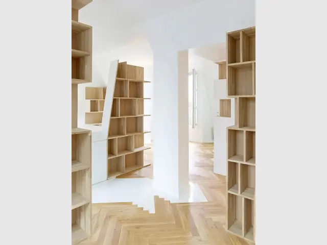 Des totems puissants même vides - Un appartement structuré et dynamisé par des livres