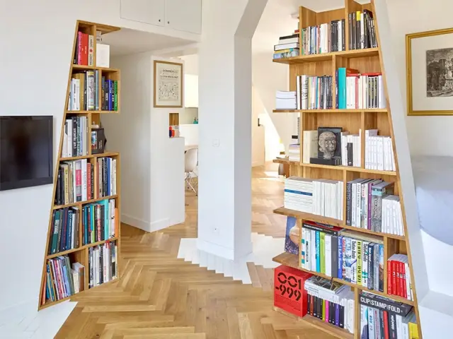 Un appartement structuré et dynamisé par des livres