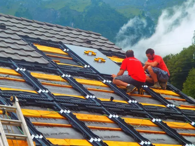 Une installation de courte durée - Une maison avec panneaux solaires hybrides