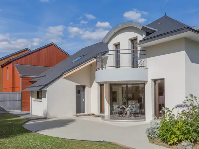 L'architecture de la maison harmonisée  - Une salle à manger dedans/dehors avec vue panoramique sur l'extérieur