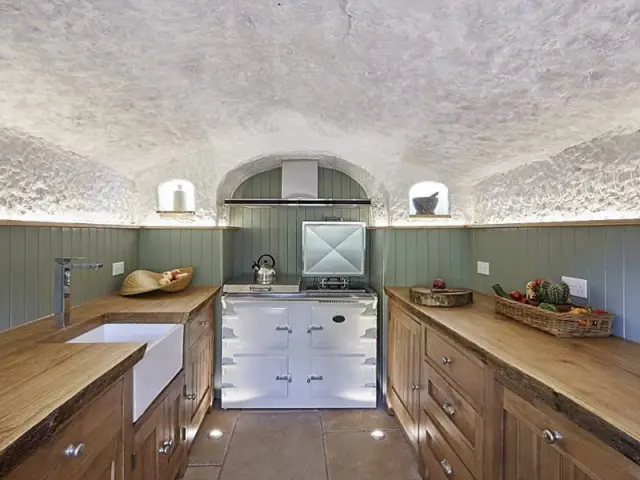 Un plafond vouté naturel - Rockhouse Retreat : la maison troglodyte de luxe