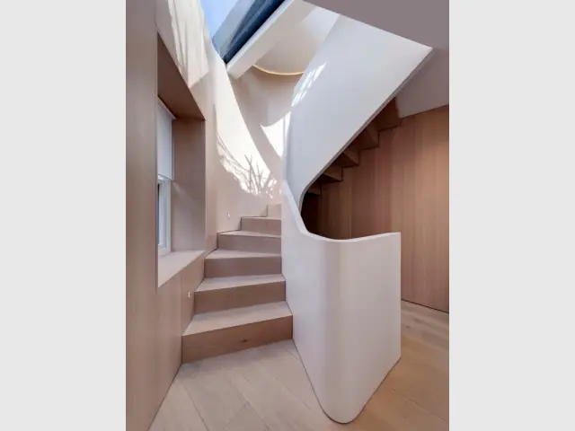 Un escalier en Hi-Macs® comme un ruban épuré - Flatiron House by FORM Design Architecture