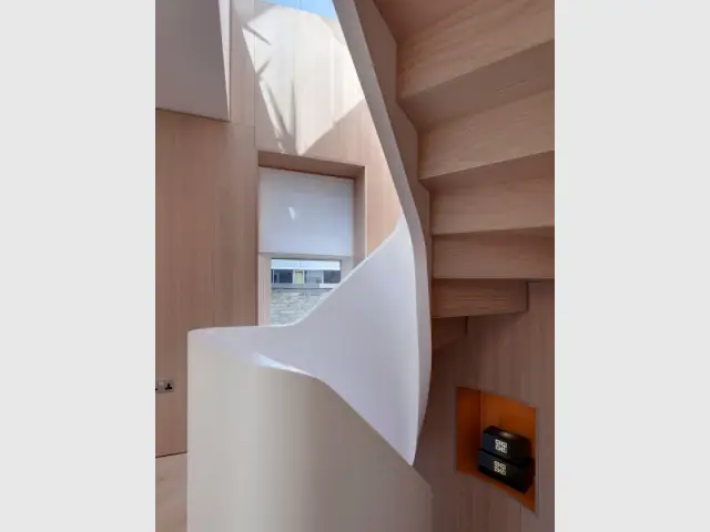 Du bois et de la lumière pour alléger l'escalier - Flatiron House by FORM Design Architecture