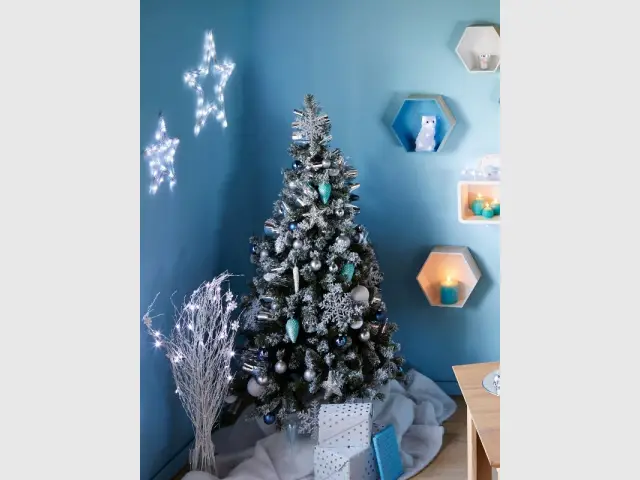 Un sapin bleu et ses flocons de neige argentés - Les tendances 2015 du sapin de Noël