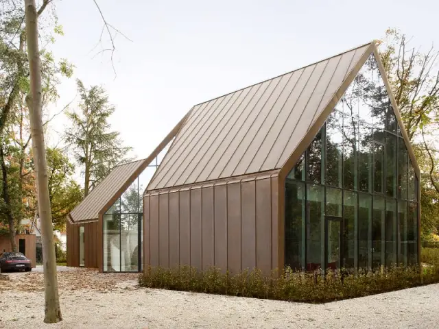 Une maison aux deux façades identiques - Maison VDV en cuivre