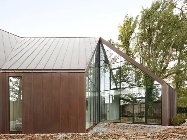 Une maison qui se fond dans la nature environnante - Maison VDV en cuivre