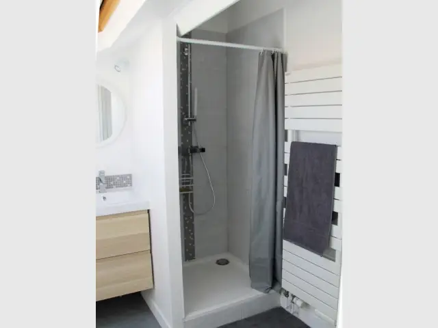 Une douche confortable placée sous les toits - Salle de bains sous les toits