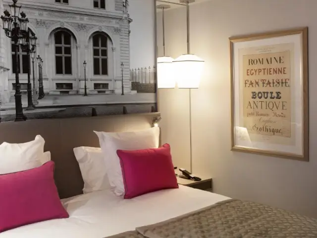 Des affiches anciennes pour décorer les chambres - Hôtel La Lanterne - Paris