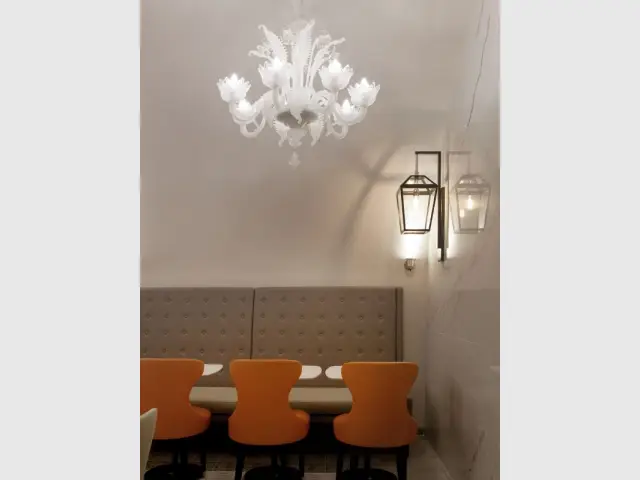 Un lustre de style aux côtés d'une applique industrielle - Hôtel La Lanterne - Paris