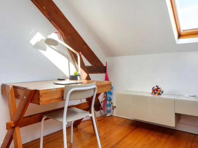 Bureau ancien en bois et table de chevet laqué - Aménagement de deux chambres d'enfant