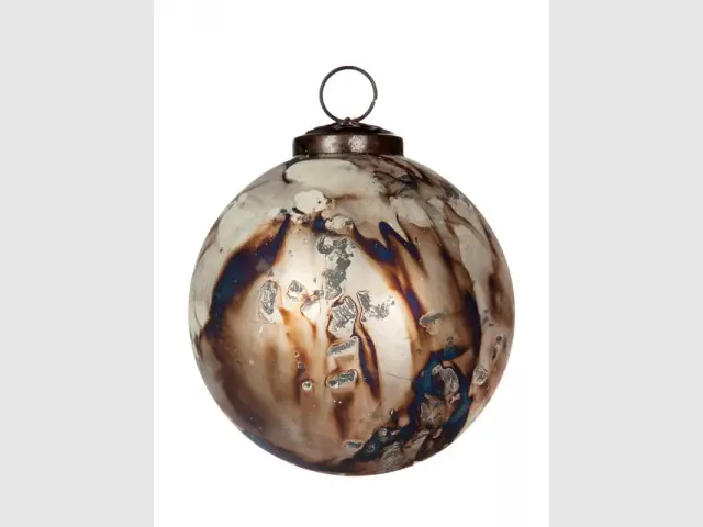 Une boule patinée pour un Noël grunge - Une déco de Noël décalée