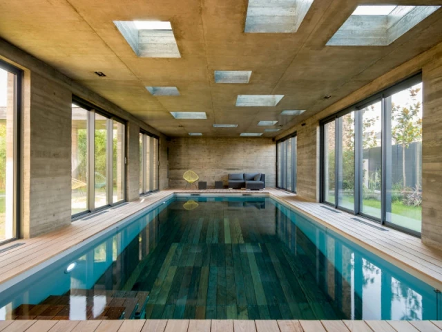 Des marches en bois qui se déploient en toute discrétion - SKP Architecture - Aqua System - L'esprit piscine