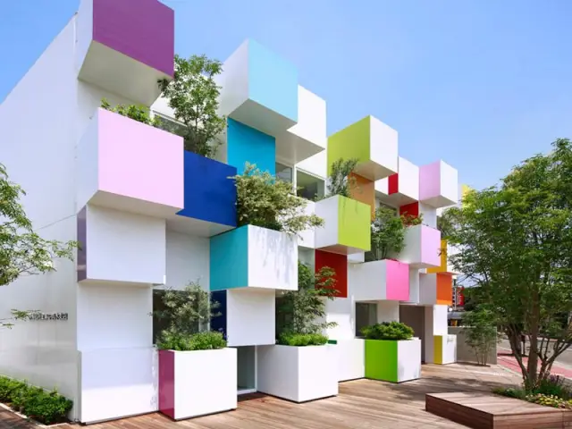 Des cubes colorés pour une banque japonaise - Sugamo Shinkin Bank