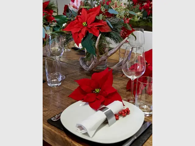 Des fleurs entre les assiettes - Tables de Noël 