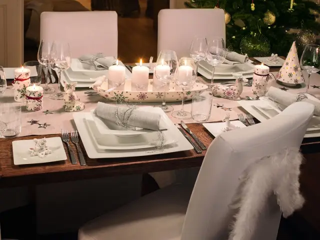 Un centre table éclairé par une composition de bougies - Tables de Noël 