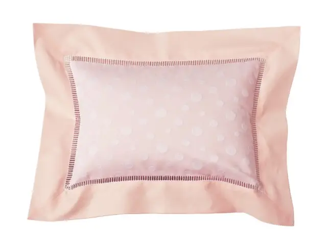 Un coussin délicat coloris rose Quartz - Tendance Rose Quartz et Serenity