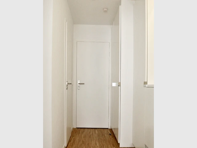 Une entrée discrète qui recèle de nombreux rangements - Appartement parisien de 40 m2