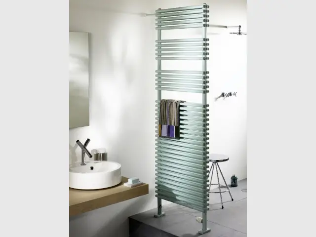 Un radiateur sèche-serviettes en claustra dans une salle de bains scandinave - Sèche-serviette