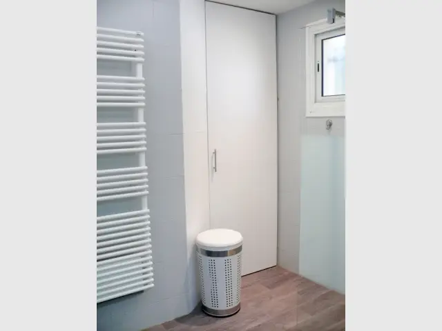 Après : un dressing avec une porte sur-mesure - Rénovation d'une salle de bains de 8 m2