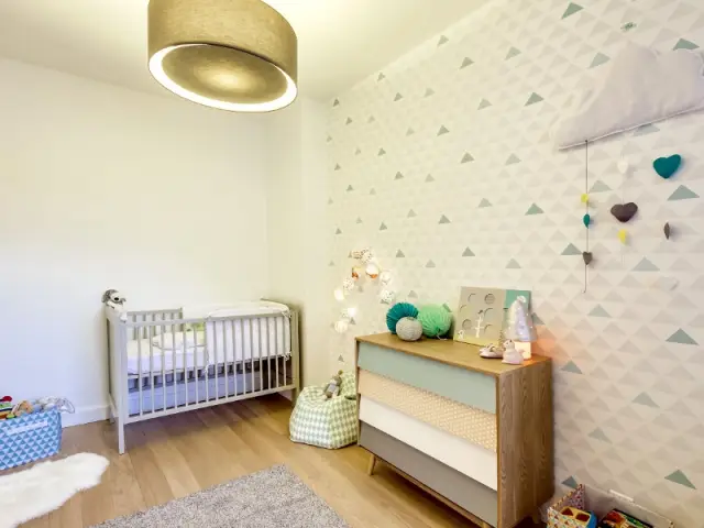 Une armoire imposante remplacée par une commode - Chambre de bébé par Biotiful Design