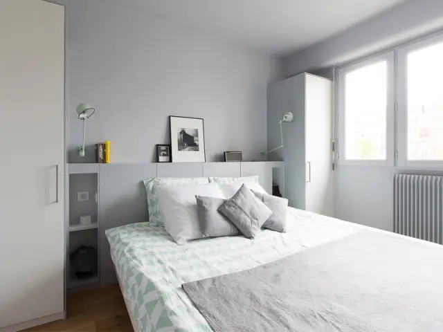 Des rangements cachés dans la tête de lit - Un appartement à l'élégante sobriété