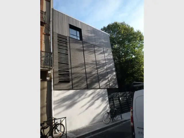 Une maison avec boîtes et porte à faux - Une maison dans un mouchoir de poche