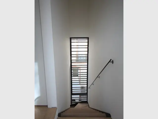 Un escalier droit vertigineux - Une maison dans un mouchoir de poche